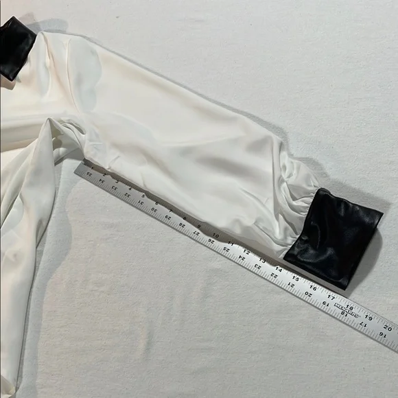 Ellen Tracy Black and White Contrast Blouse leather cuffs & Collar,  buttons - Picture 10 of 12